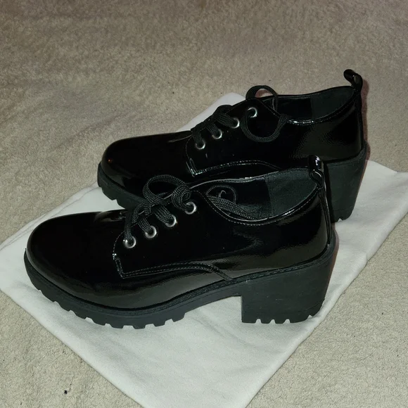 NWOT BLACK PATENT CHUNKY HEELS TIE SHOES - Picture 1 of 9